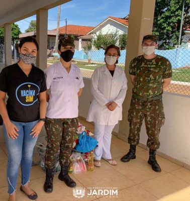 Equipe de imunização de Jardim vacina forças armadas