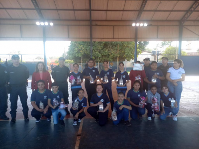 Escola Cívico-Militar de Jardim premia aluno por méritos de intelectualidade