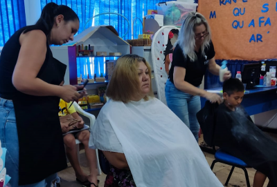 Mulheres e crianças são atendidas em Dias da Beleza por meio de parceria com cabeleireira