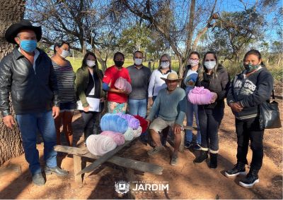 Equipes do CRAS entregam cobertores na área rural de Jardim