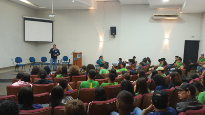Agentes da Saúde fazem palestras sobre combate ao mosquito da dengue para estudantes